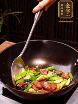 油熱下香腸炒至兩面微焦，下姜蒜、干辣椒、小米椒碎爆香