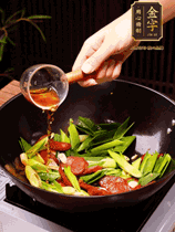 下蒜苗炒軟，沿鍋邊烹入一勺料酒，加醬油、蠔油、白糖調(diào)味炒勻