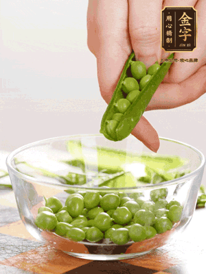 處理食材，藕切片，豌豆剝殼，菱角剝殼， 依次焯水