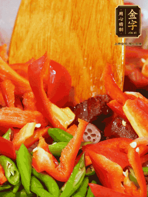 油熱后放入蒜末，下醬油肉煸香