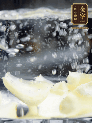 燒開一鍋水，甜豆米、百合燙10秒