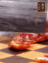 處理食材：香腸切片，土豆切塊、胡蘿卜切丁、豆角切段