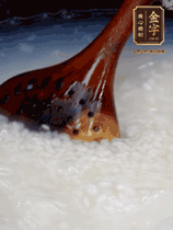 大米淘洗干凈，水開放入大米，煮3分鐘，煮到用手可以掐斷大米，撈出瀝干備用