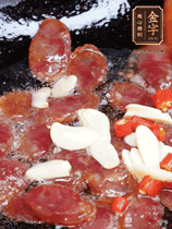 香腸煸香，加大蒜、小米辣增加香味