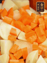 加土豆、胡蘿卜翻炒，隨后加入豆角、1勺鹽、1勺生抽、1勺蠔油、半勺老抽煸炒均勻