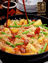 加水，沒過大部分食材。把瀝干水分的米飯均勻地鋪在上面，筷子戳幾個(gè)洞