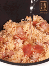 一起放入電飯鍋，加入剛好沒過食材的水。