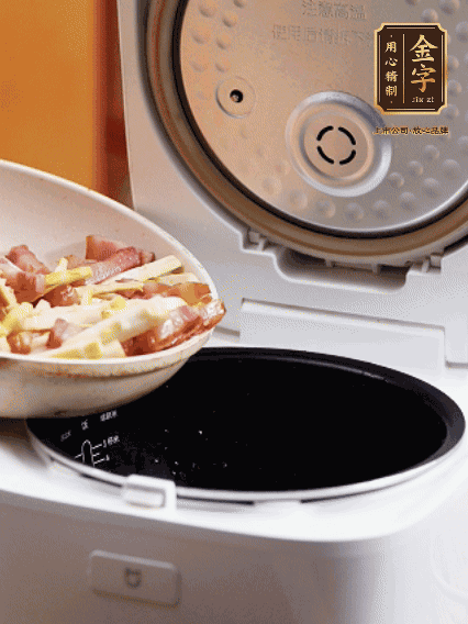 和洗凈的大米一起倒入電飯煲，攪拌均勻。水剛好沒過大米