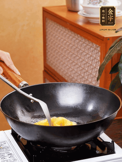 熱油，下雞蛋液煎好，盛出備用