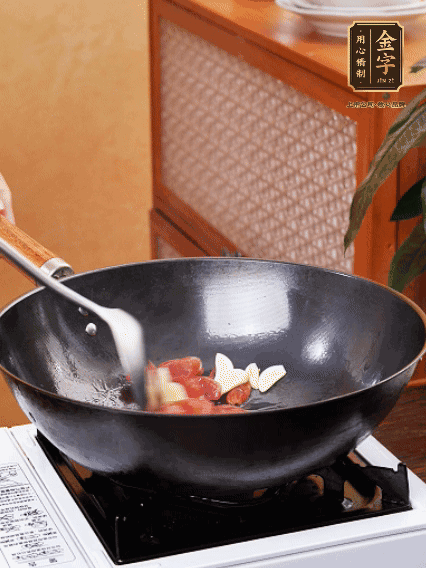 熱油，香腸微微煸出香味，加蒜片、小米辣