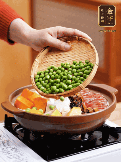 再鋪上臘腸、醬油肉、豌豆，小火煲6分鐘