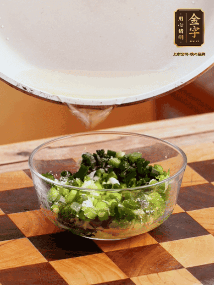 姜末、蔥末加鹽，潑熱油做成蔥姜醬