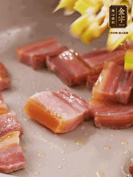 再放春筍翻炒一下，倒入砂鍋中，加適量的熱水，大火燜煮6分鐘