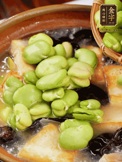 最后可以放豆瓣、木耳煮熟，依照個(gè)人口味加點(diǎn)鹽調(diào)味