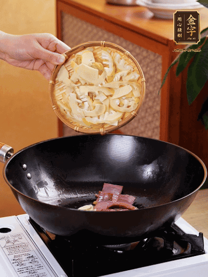 油熱，下蒜末、火腿煸炒出香味，再下筍片微微翻炒