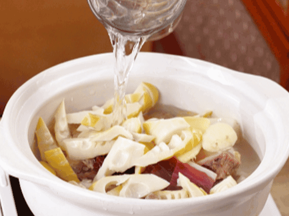 砂鍋中依次放入姜片、雞肉、春筍、火腿，加入足量的水，大火燒開后，轉(zhuǎn)小火燉40分鐘