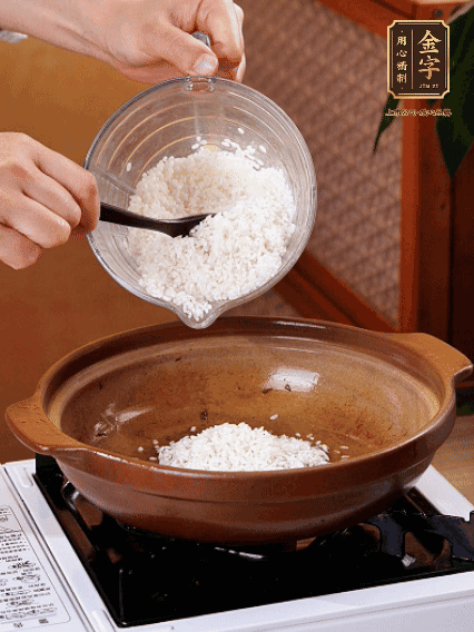 砂鍋中倒入煎羊肚菌的油，涂勻。加入提前浸泡過(guò)1小時(shí)的生米，再加入和生米齊平的水,,蓋蓋子，大火煮沸后轉(zhuǎn)小火煮至水分微干