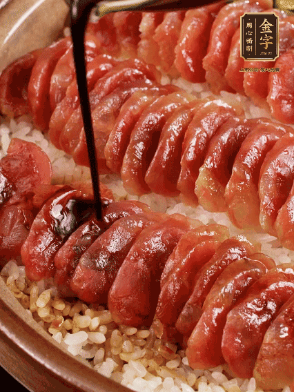 淋上醬汁攪拌均勻
調(diào)一個(gè)醬汁：生抽2匙、老抽半匙、蠔油半匙、白砂糖1/3匙、雞精1/3匙、香油5滴、水1匙