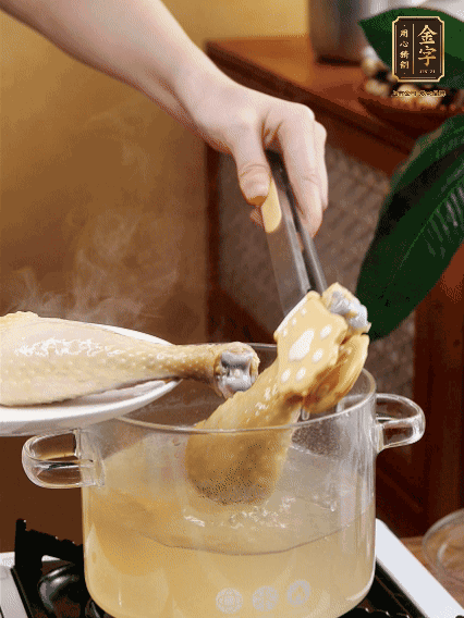 雞腿冷水下鍋，加蔥姜焯水，洗凈備用