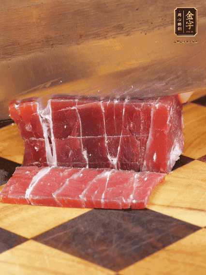 金字飄香火腿塊切片，溫水浸泡5分鐘