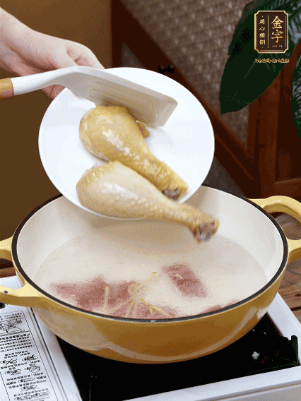 倒清水，放雞腿，大火煮開轉(zhuǎn)中小火煮20分鐘