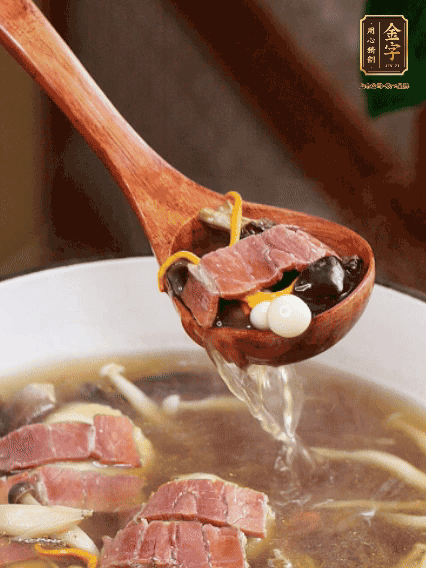 加羊肚菌、雞縱菌、蟲草花、海鮮菇、白玉菇再煮20分鐘