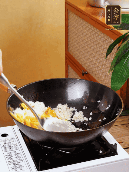 3個雞蛋攪成蛋液，下鍋煎至5成熟