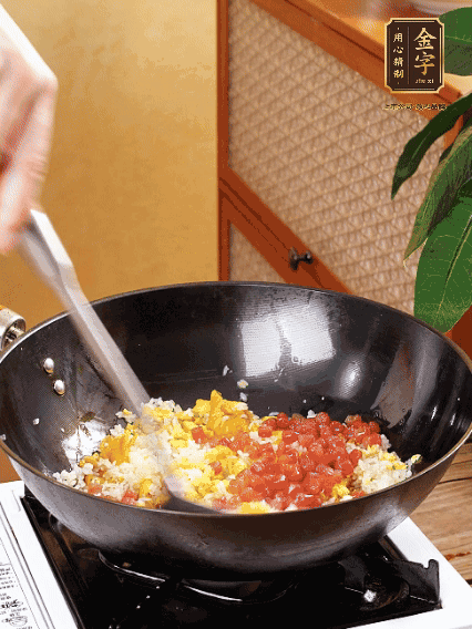 放隔夜飯攪散，加香腸，1勺生抽、半勺鹽調(diào)味。最后撒蔥花