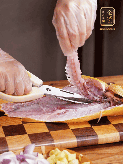 黃魚處理干凈，對半片開去骨，泡入蔥姜水、料酒、鹽調(diào)成的料汁中浸泡15分鐘，擦干水分