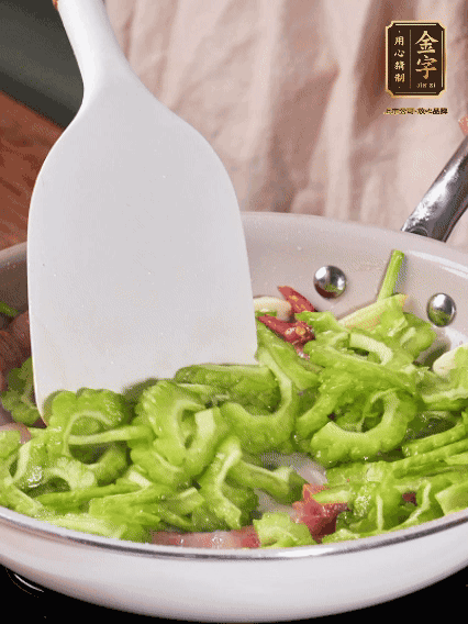 熱油，火腿、蔥姜、干辣椒煸香，再下苦瓜翻炒