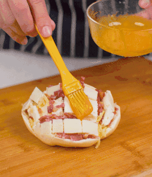 放在烤盤上，表面先刷一層玉米油，再刷一層蛋黃液。