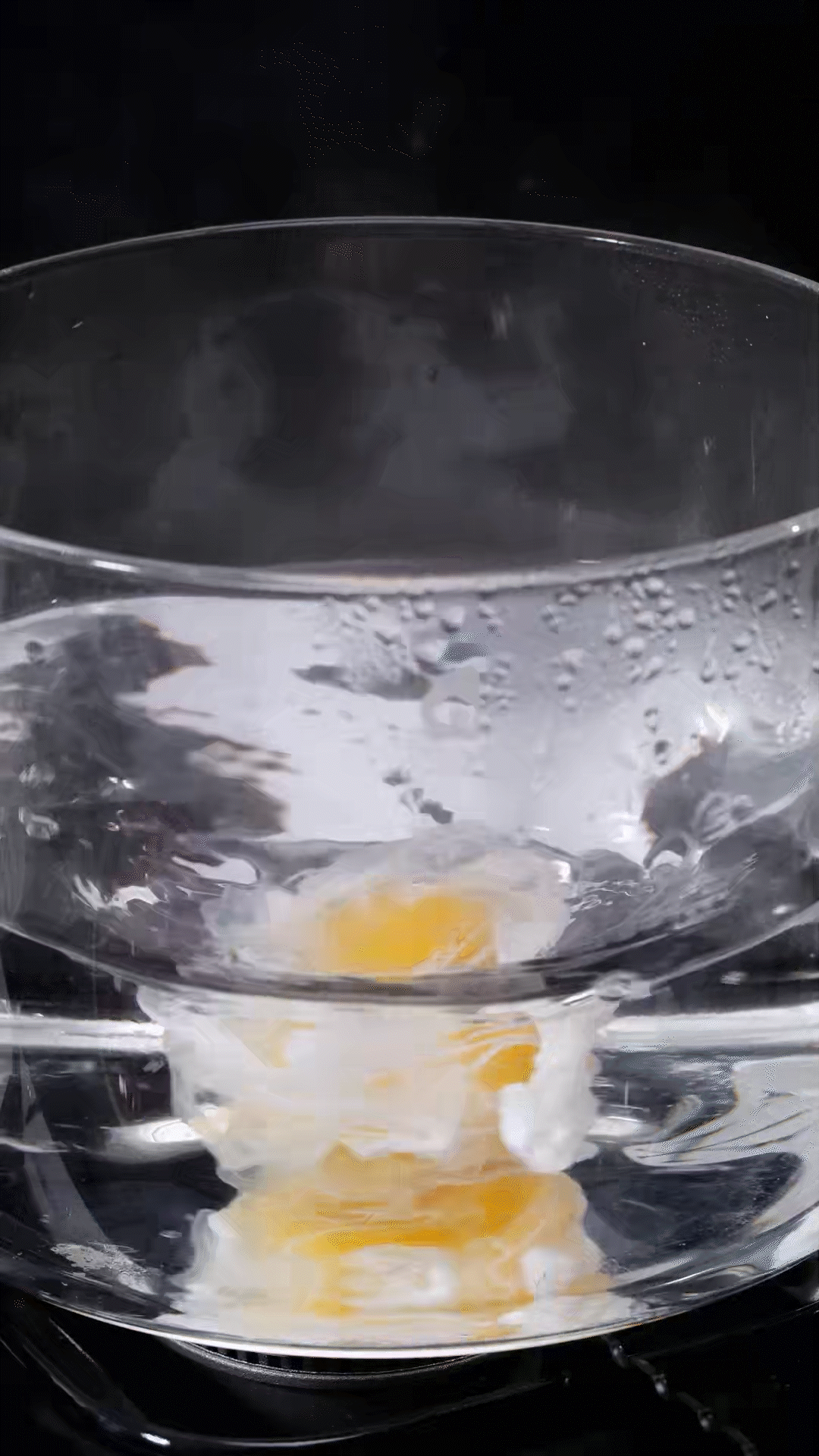 水開加入白醋和雞蛋，做成水波蛋
