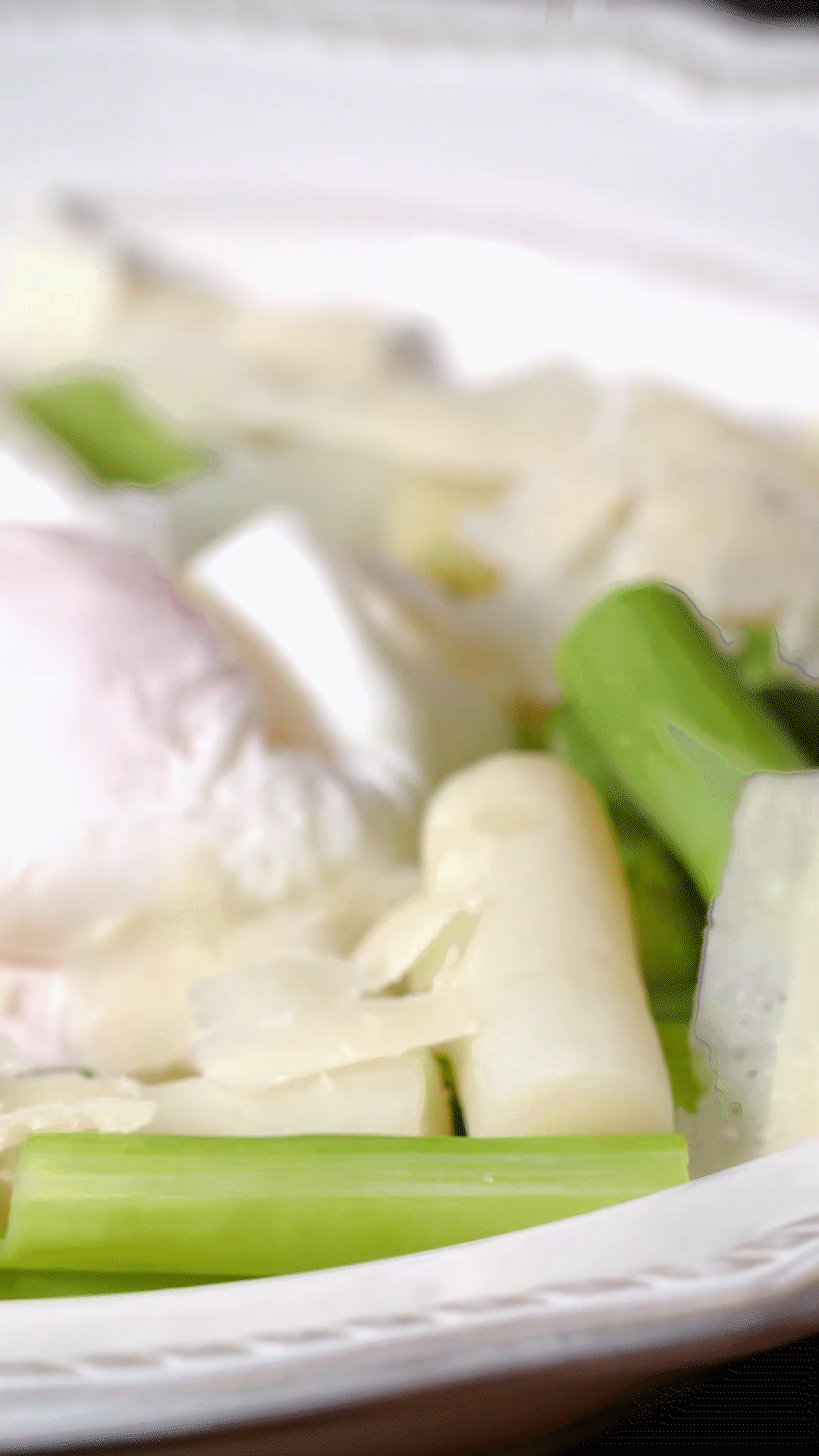 盤中放上蘆筍和雞蛋后，刨上適量干酪
