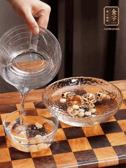 將雞肉、鮑魚、蝦仁焯水，冬菇、蓮子、干貝泡發(fā)