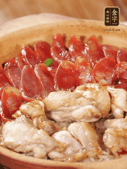 蓋蓋小火燜，沿鍋邊淋一圈油，轉(zhuǎn)動砂鍋燜4分鐘