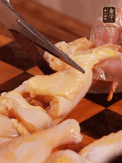 土雞處理干凈，切成大塊，加蔥姜、花雕酒、鹽腌制10分鐘