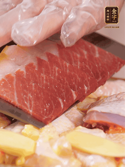 碼上金字火腿片，上鍋蒸足40分鐘