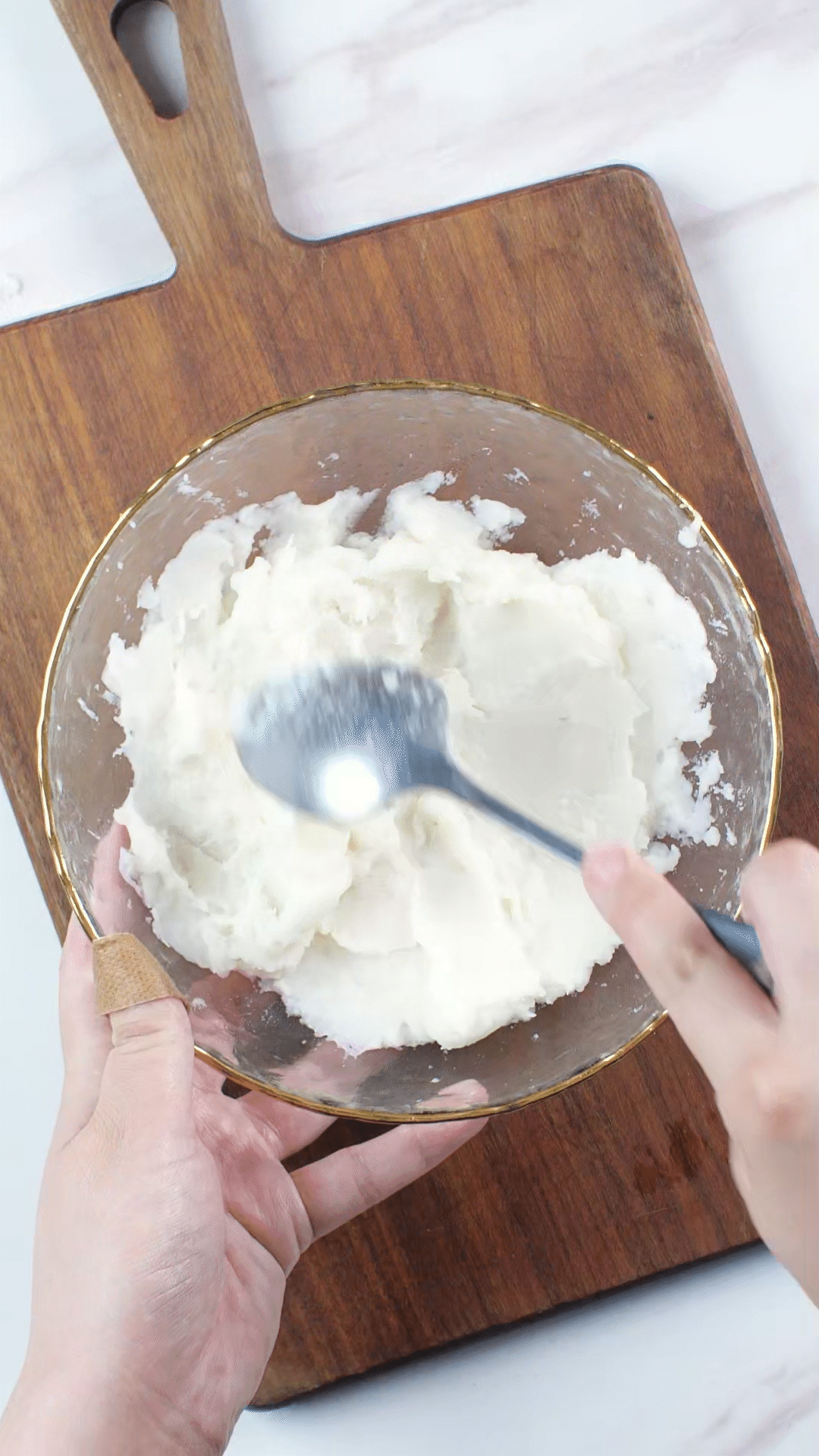 山藥去皮蒸熟，用涂抹奶酪、海鹽、橄欖油調(diào)味