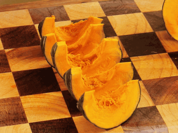 貝貝南瓜去瓤切小塊；干香菇熱水泡發(fā)，切條