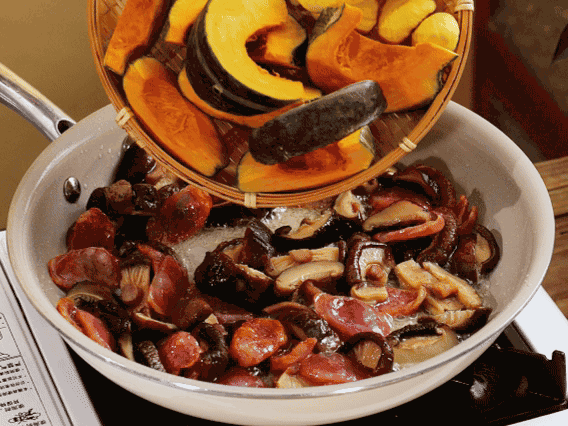 清洗好的大米放入電飯鍋，加裹滿醬汁的食材，再加剛好沒過食材的水，攪拌一下