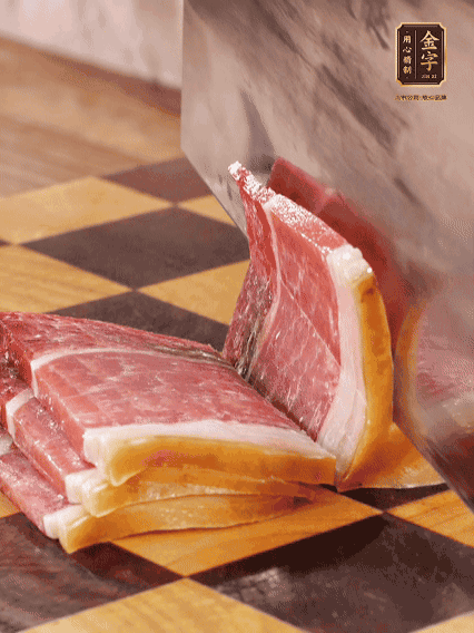 金字火腿切片，溫水浸泡5分鐘；肉皮泡發(fā)，切成小塊。