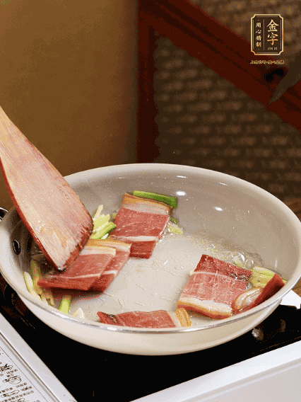 熱油下鍋，火腿、蔥姜蒜煸出香味備用