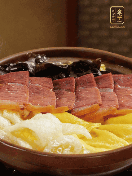 最后胡椒粉調(diào)味，撒小蔥花點(diǎn)綴