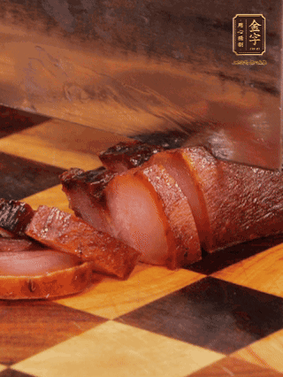 金字醬肉，煮熟切條；蓮藕去皮，切成條狀，焯水2分鐘