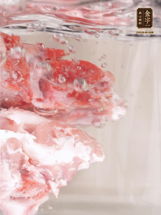 豬骨冷水下鍋，加蔥姜、料酒焯水4分鐘。