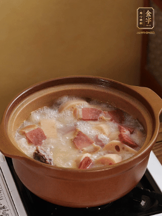 豬油潤(rùn)鍋，豬骨、姜片煸出油脂香，再依次下開水、蓮藕、火腿，大火燒開