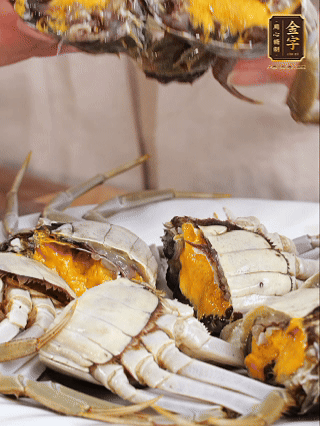大閘蟹處理干凈，一切兩半。