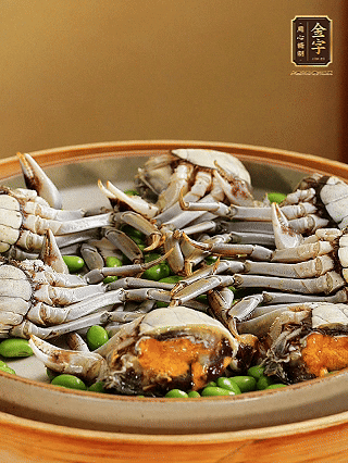 盤底鋪毛豆，依次放大閘蟹、咸肉， 淋一圈料酒、豉油。