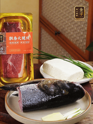 花鰱魚頭處理干凈（刮黑膜、除貼骨血、拔魚牙、剪魚鰭、刮凈魚肉表面雜質(zhì)），從中間劈開成兩半，擦干水分