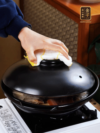 大火燒開，大火煮10~15分鐘。放入切好的豆腐，再煮5分鐘